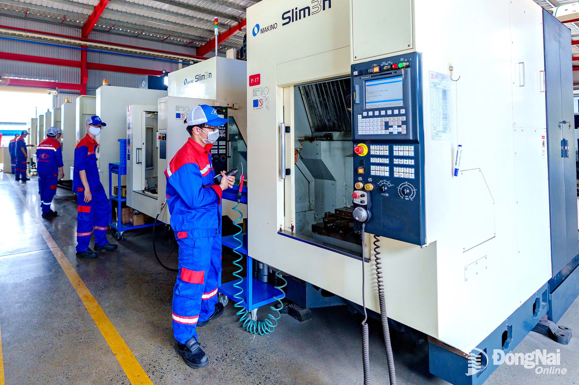 Công nhân sản xuất tại một nhà máy trong Khu công nghiệp Amata.
