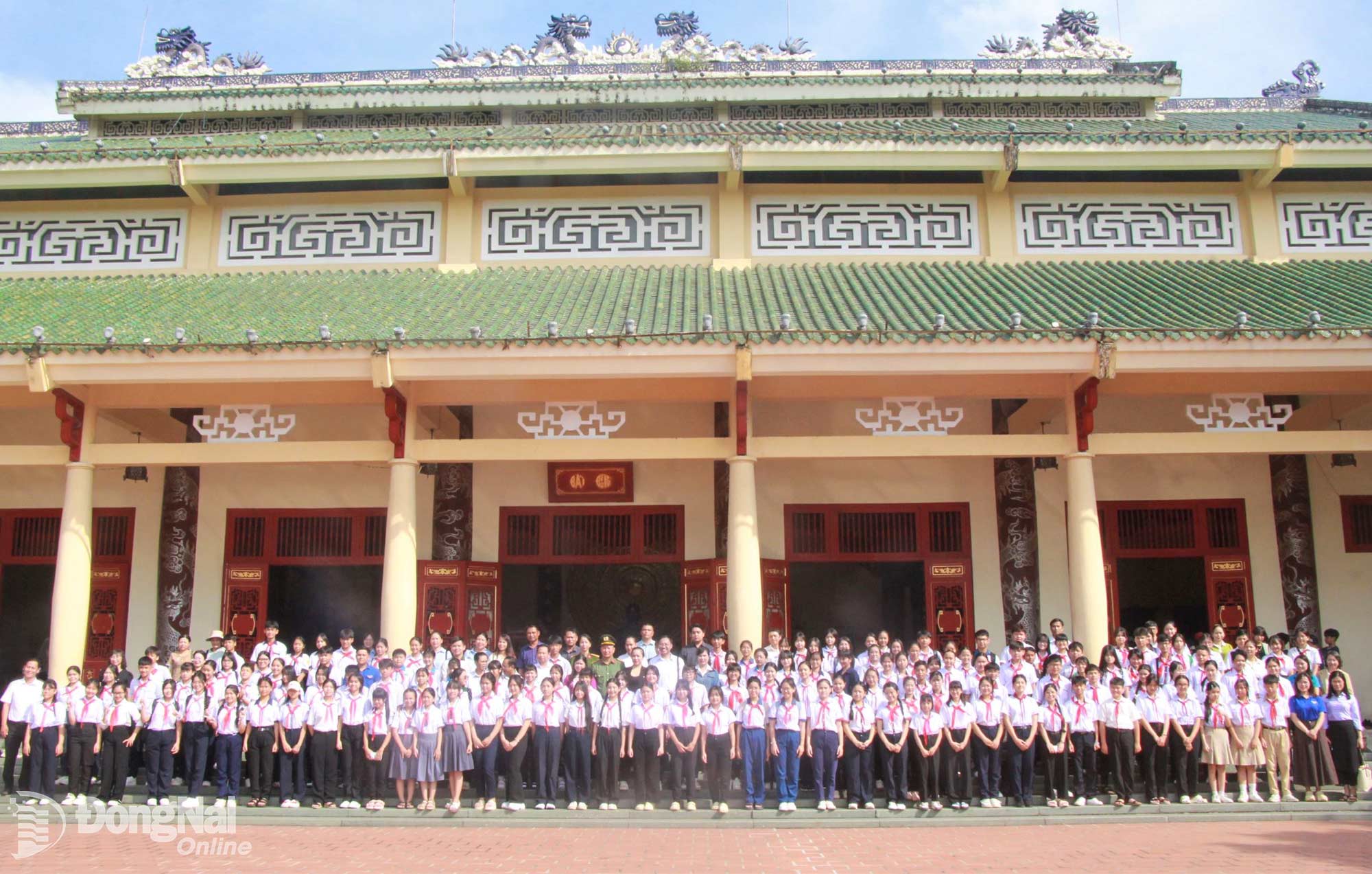 Đoàn đại biểu chụp ảnh  lưu niệm tại Văn miếu Trấn Biên. Ảnh: Nga Sơn