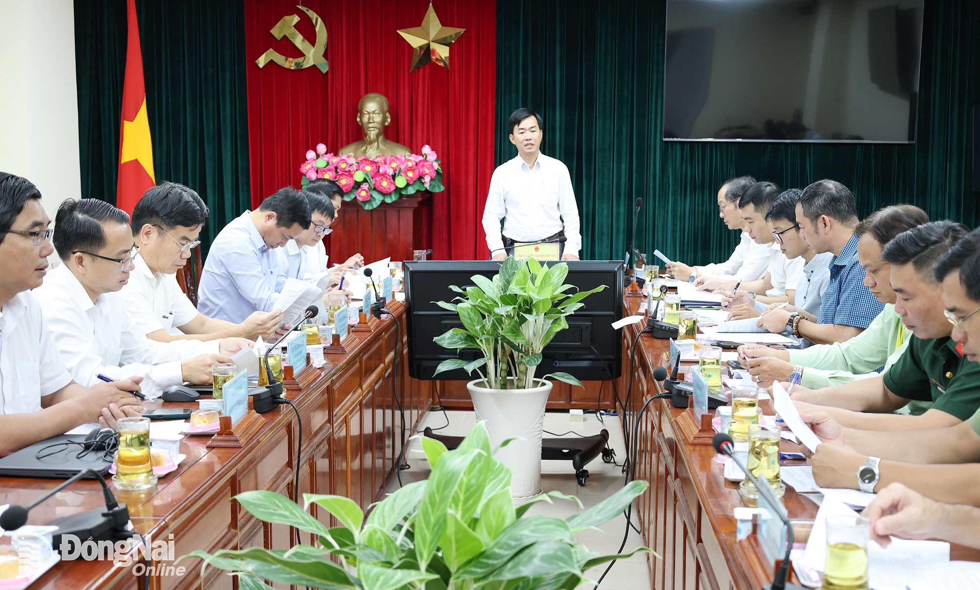 Trưởng ban Pháp chế HĐND thành phố Nguyễn Thanh Thuyên phát biểu tại cuộc họp thẩm tra của Ban Pháp chế HĐND thành phố sáng 30-10. Ảnh: Hồ Thảo