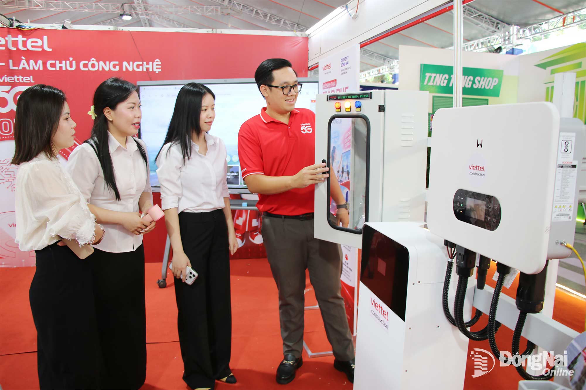 Các bạn trẻ tham quan, trải nghiệm các gian hàng sản phẩm công nghệ tại triển lãm. Ảnh: Hải Quân