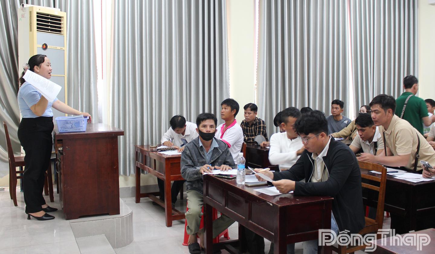 Cán bộ, viên chức Trung tâm Dịch vụ việc làm Đồng Tháp hướng dẫn hồ sơ thủ tục cho lao động có nhu cầu làm việc tại Hàn Quốc.