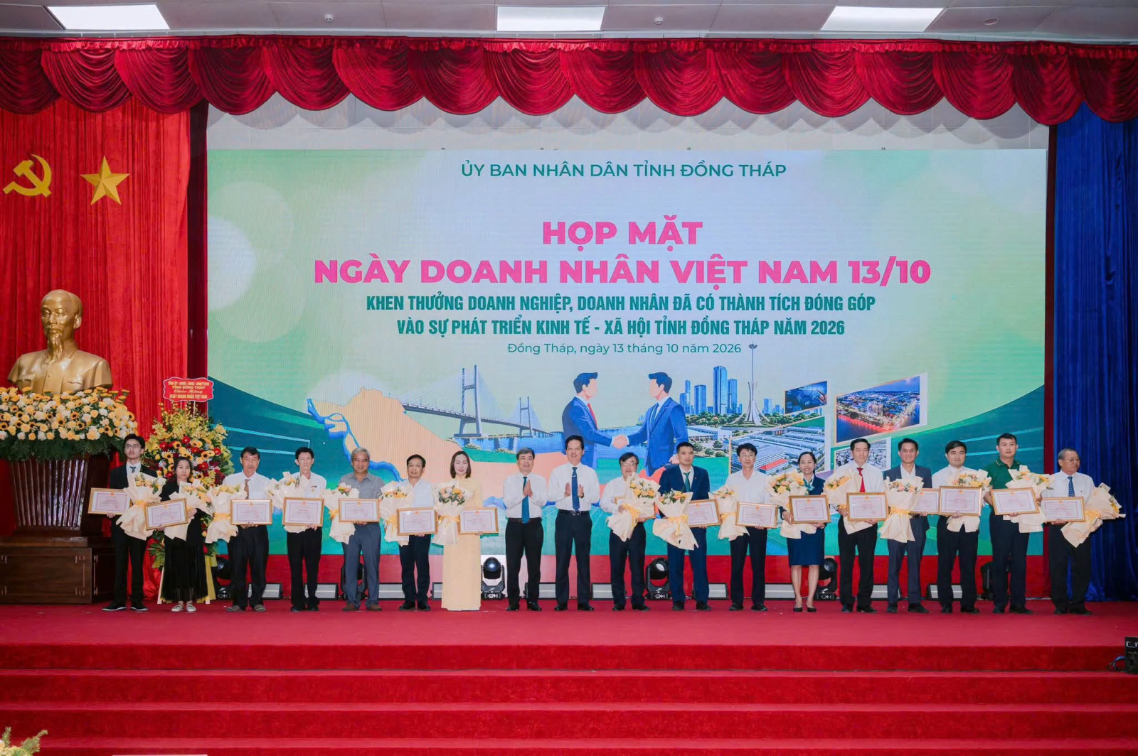 Lãnh đạo tỉnh khen thưởng cho các doanh nghiệp tiêu biểu.