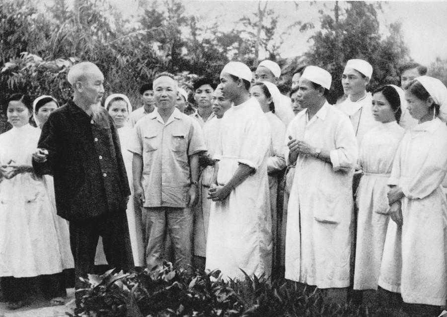 Ngày 20-4-1963, Chủ tịch Hồ Chí Minh về thăm Bệnh xá Vân Đình, tỉnh Hà Tây. Ảnh tư liệu xay-dung-nen-y-te-cach-mang.jpg