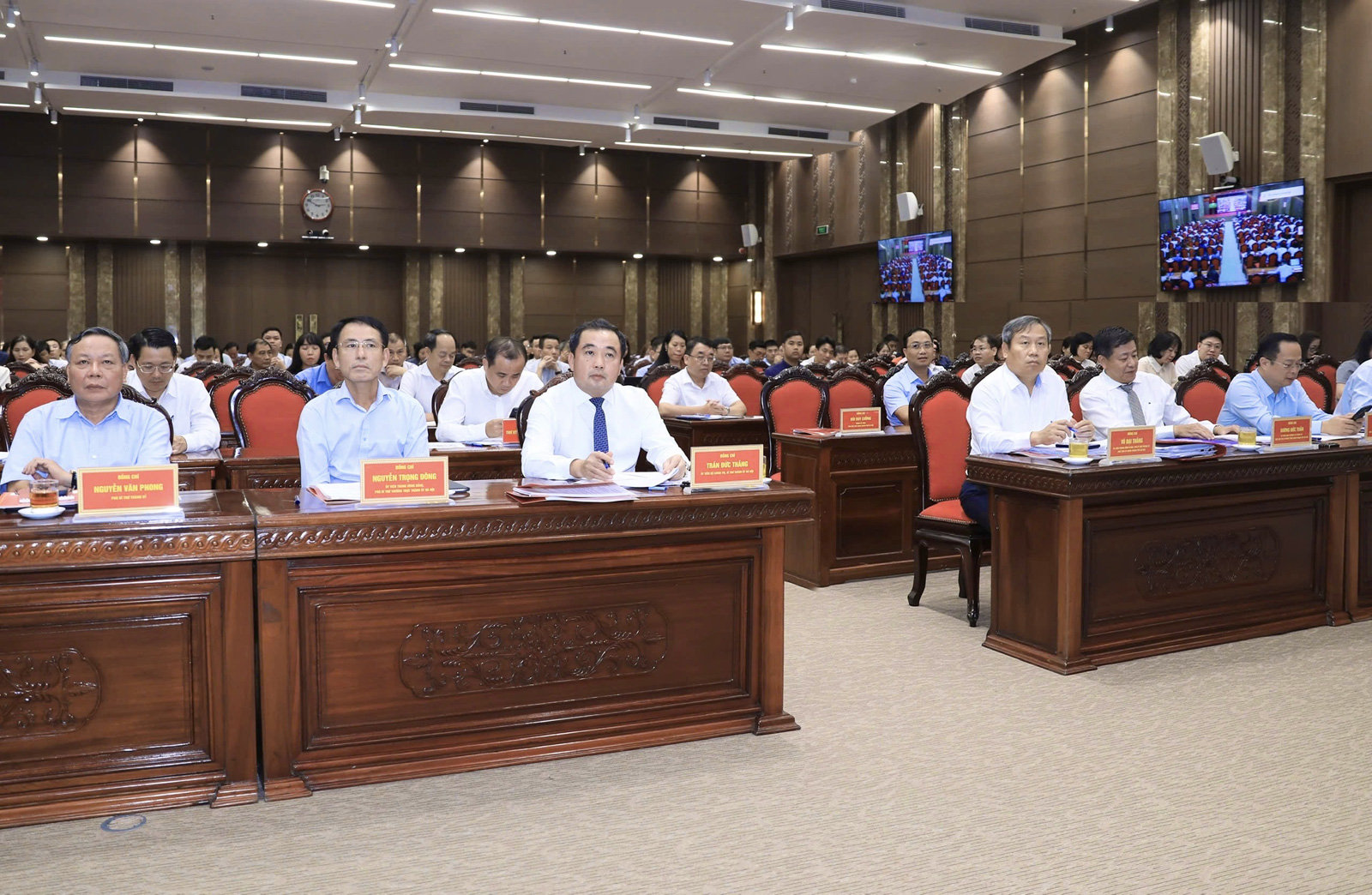 Bí thư Thành ủy Hà Nội Trần Đức Thắng và các đồng chí lãnh đạo thành phố Hà Nội dự hội nghị tại điểm cầu Thành ủy. Ảnh: Quang Thái