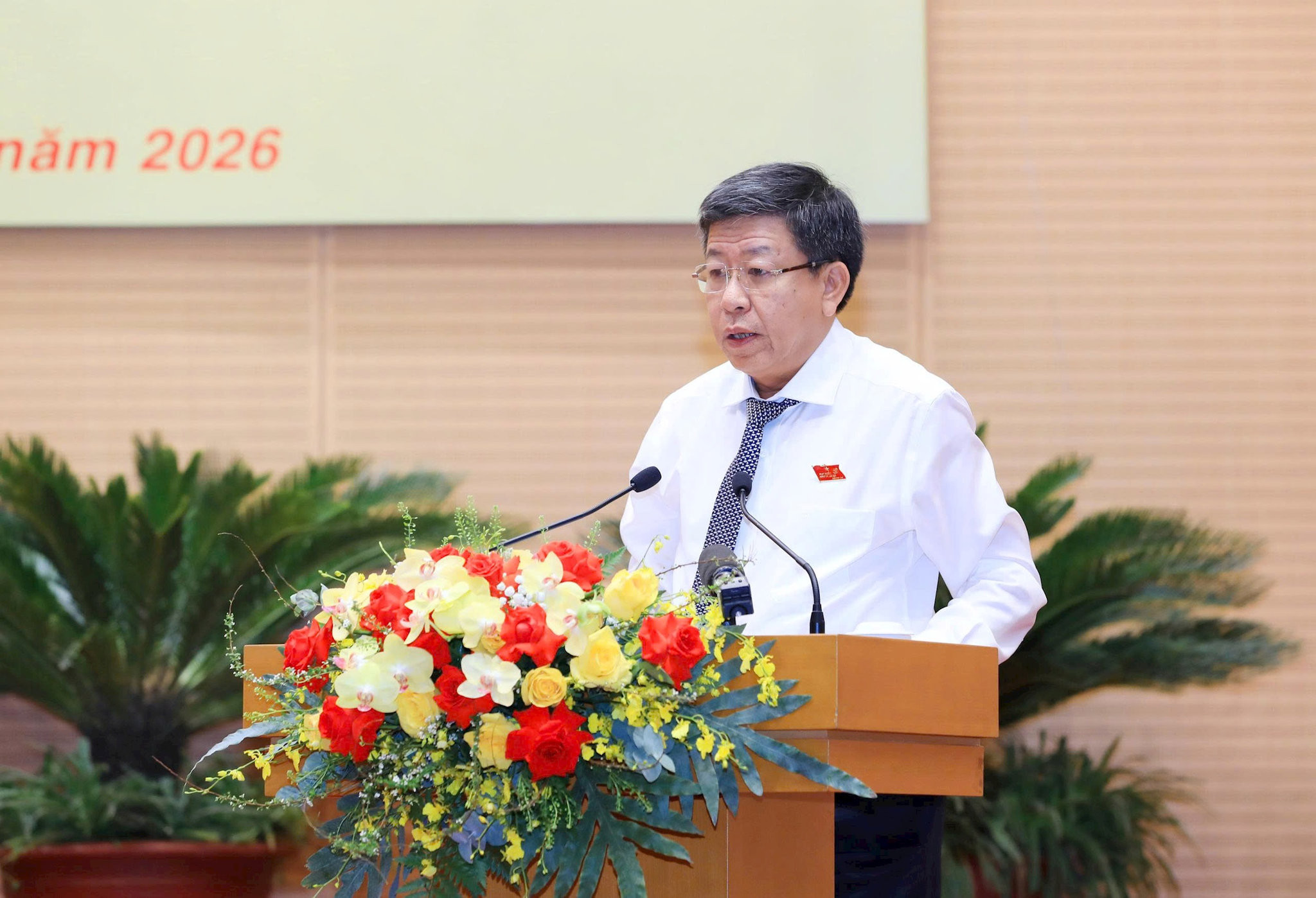 Phó Chủ tịch Thường trực UBND thành phố Hà Nội Dương Đức Tuấn trình bày tờ trình. Ảnh: Thành Thái Hùng