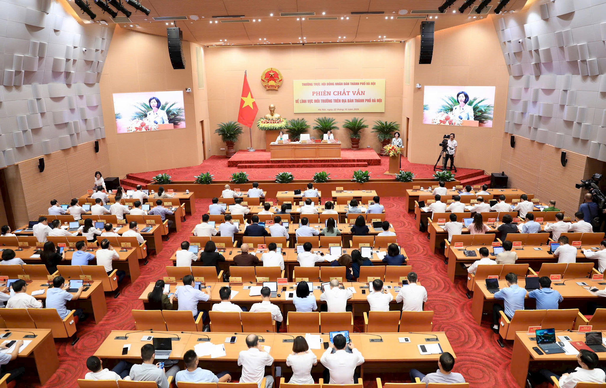 Quang cảnh phiên chất vấn của Thường trực HĐND thành phố H. Ảnh: Thành Thái