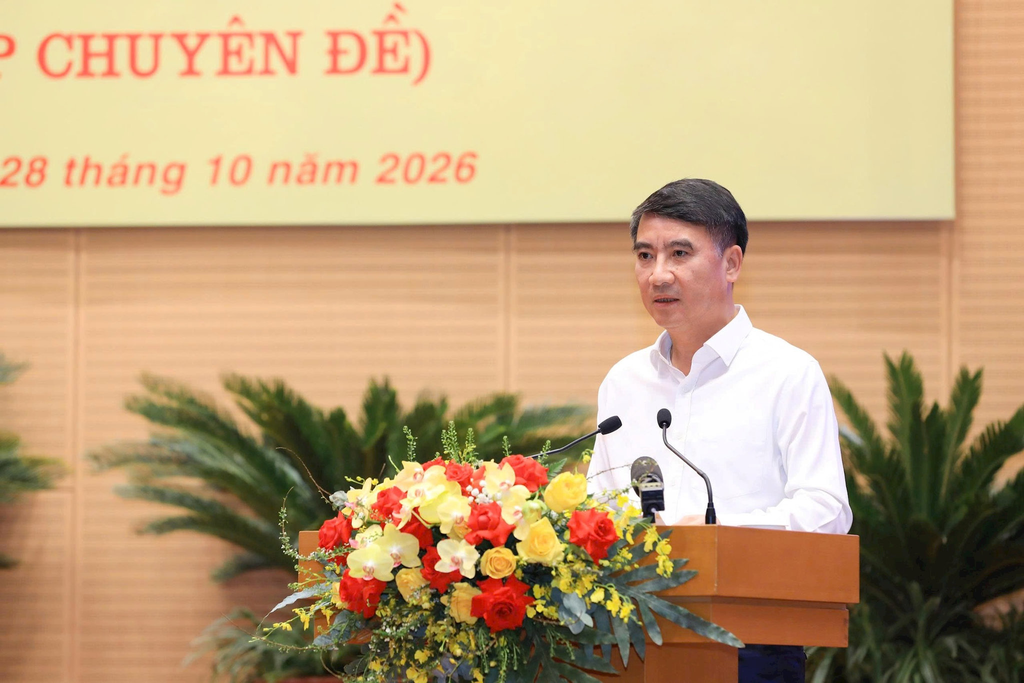Ủy viên Ban Thường vụ Thành ủy, Phó Chủ tịch UBND thành phố Hà Nội Nguyễn Xuân Lưu trình bày dự thảo Nghị quyết. Ảnh: Thành Thái Hùng