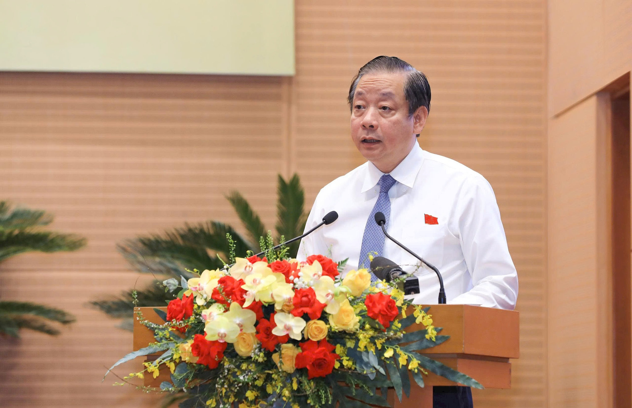 Trưởng Ban Đô thị HĐND thành phố Trần Hợp Dũng trình bày báo cáo thẩm tra. Ảnh: Thành Thái Hùng