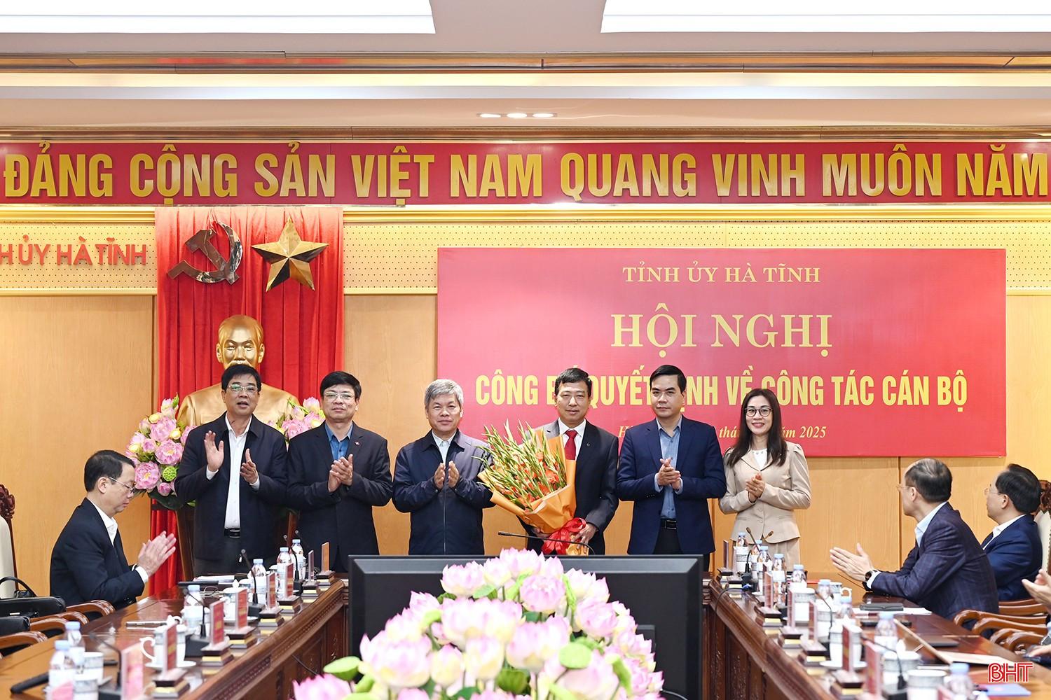 ... và đại diện các Ban Đảng Trung ương tặng hoa chúc mừng đồng chí Trần Tú Anh.
