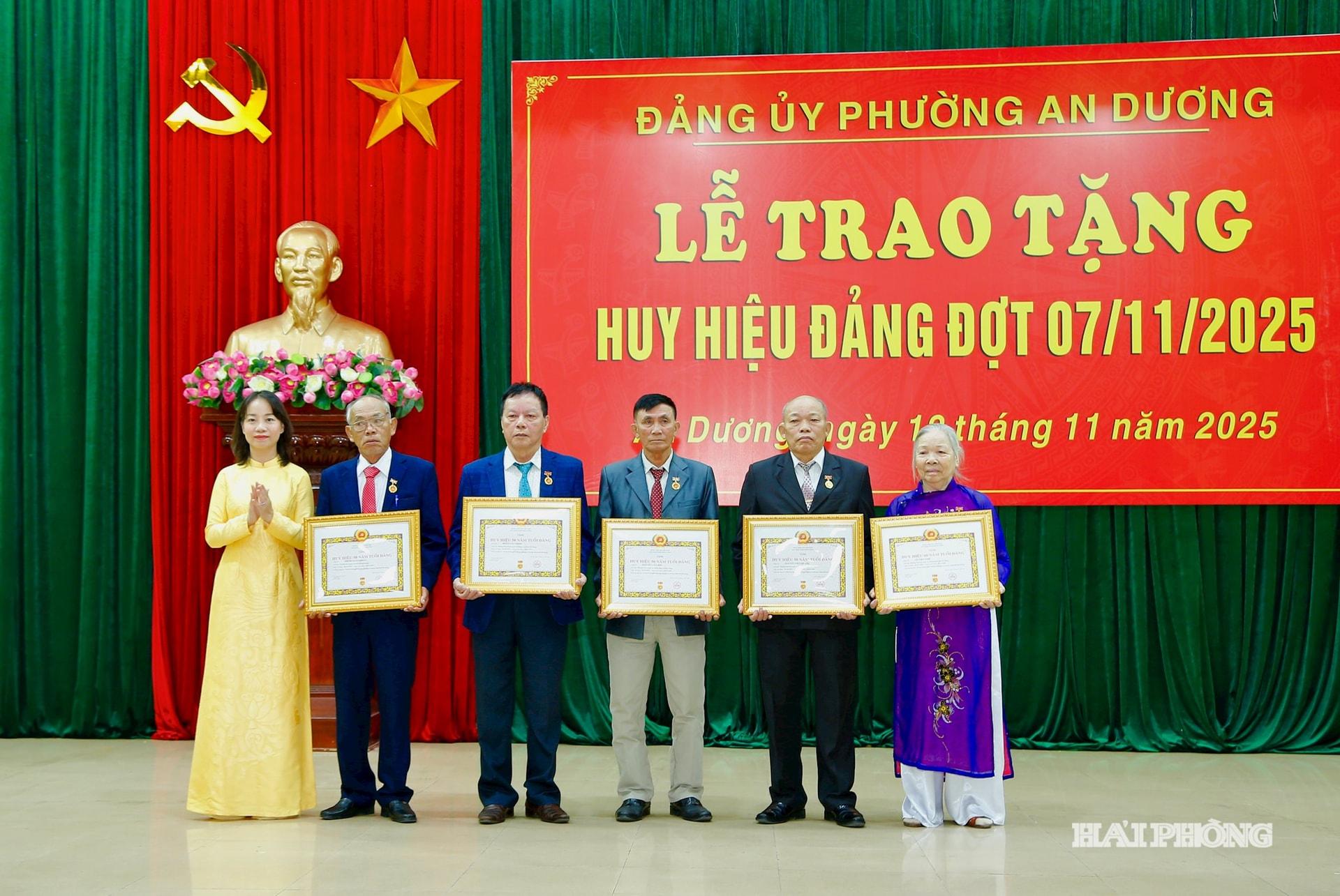 Đồng chí Trần Thị Quỳnh Trang, Bí thư Đảng ủy phường An Dương trao huy hiệu 50-60 năm tuổi Đảng tặng các Đảng viên.