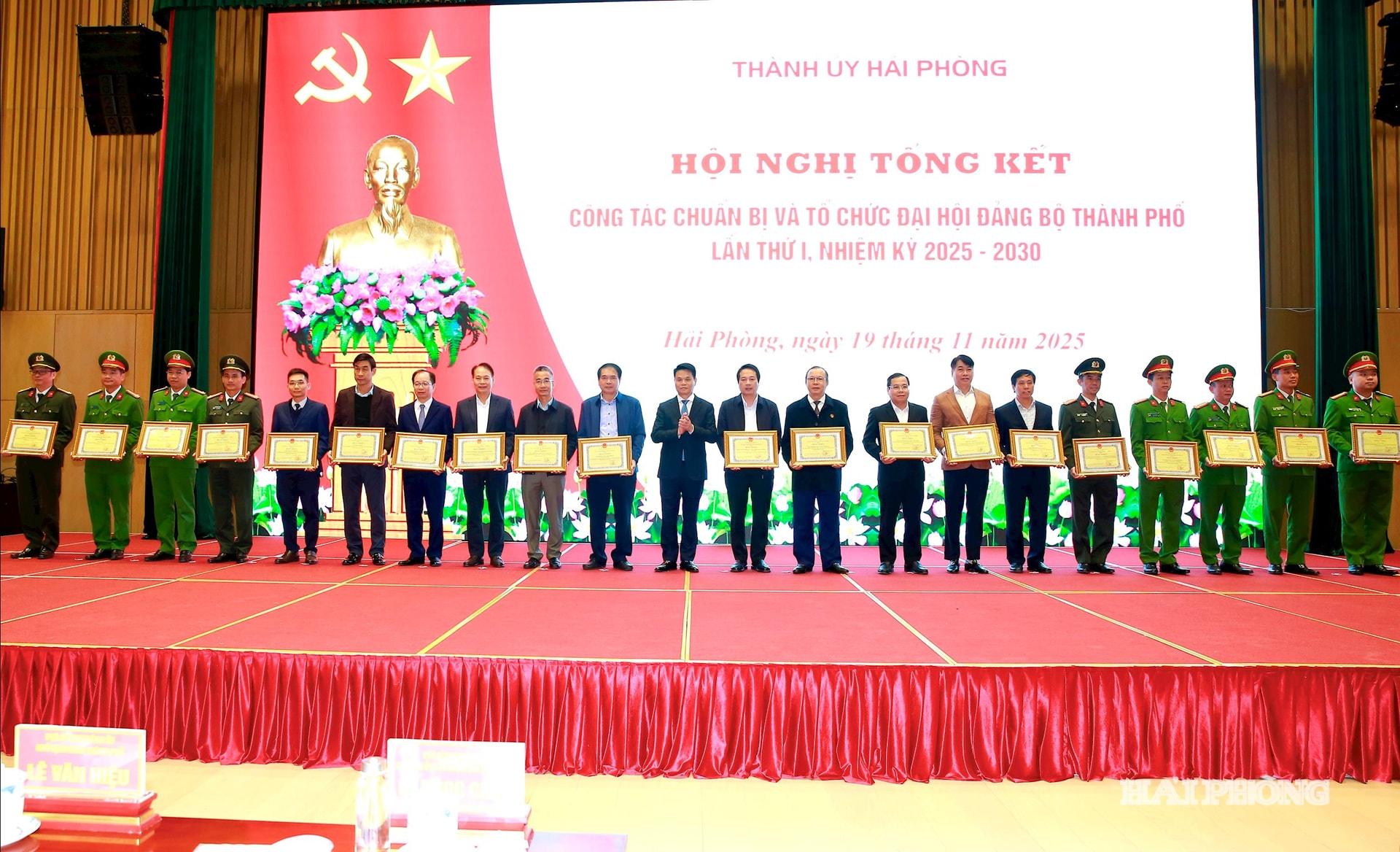 Đồng chí Lê Ngọc Châu, Phó bí thư Thành uỷ, Chủ tịch UBND thành phố trao bằng khen của UBND thành phố tặng các tập thể tiêu biểu.