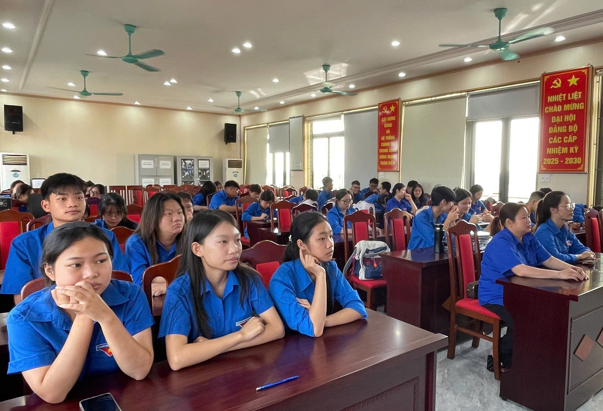 Đoàn thanh niên xã An Hưng tổ chức sinh hoạt chuyên đề về giáo dục chính trị tư tưởng, học tập nghị quyết của Đảng, Đoàn và nội dung liên quan đến bảo vệ nền tảng tư tưởng của Đảng cho đoàn viên, thanh niên.