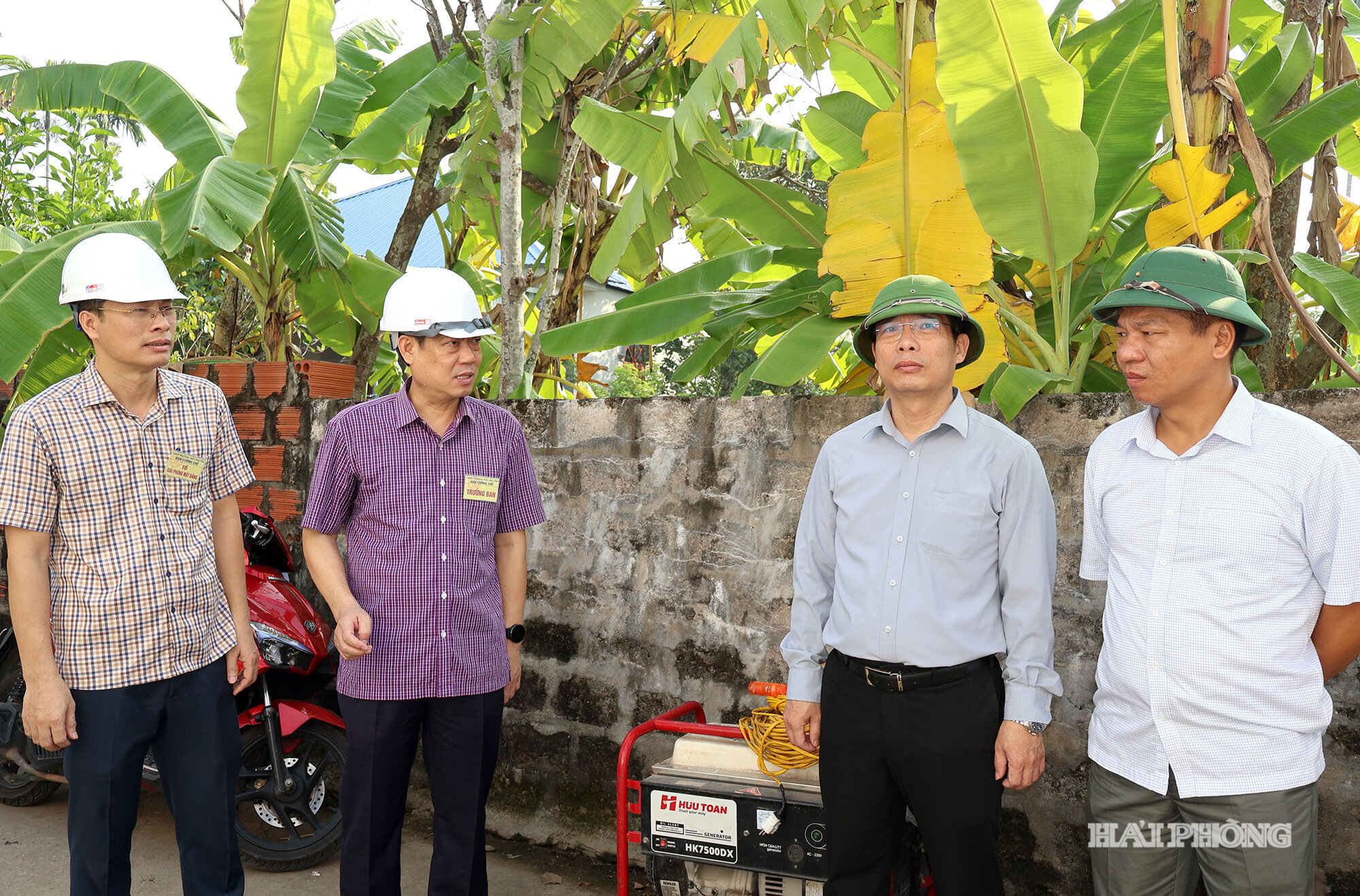 Lãnh đạo phường Thủy Nguyên chỉ đạo công tác cưỡng chế thu hồi đất. 
