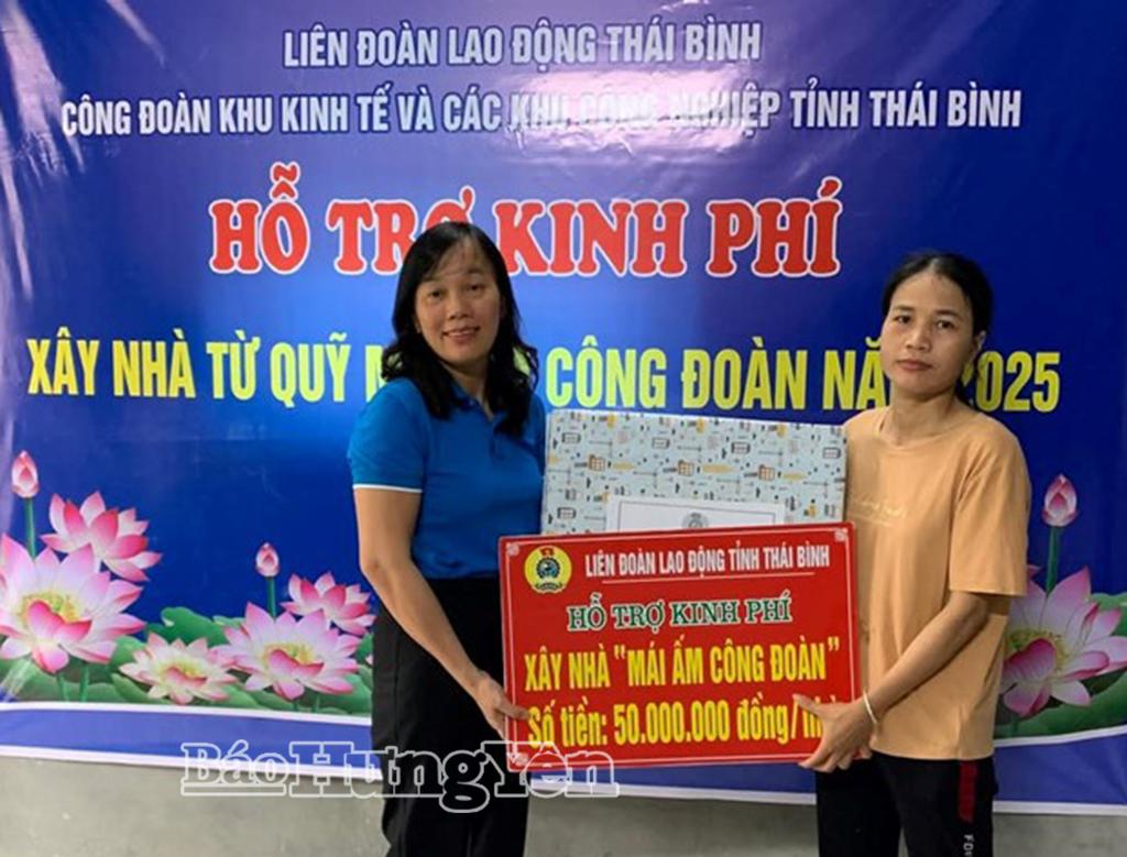 Lããnh đạo Liên đo nh đạo Liên đoààn Lao động tỉnh trao hỗ trợ kinh phí xây nh n Lao động tỉnh trao hỗ trợ kinh phí xây nhaa “Mái ấm công đoàn” cho chị Hoàng Thị Mỵ, phường Thái Bình.
