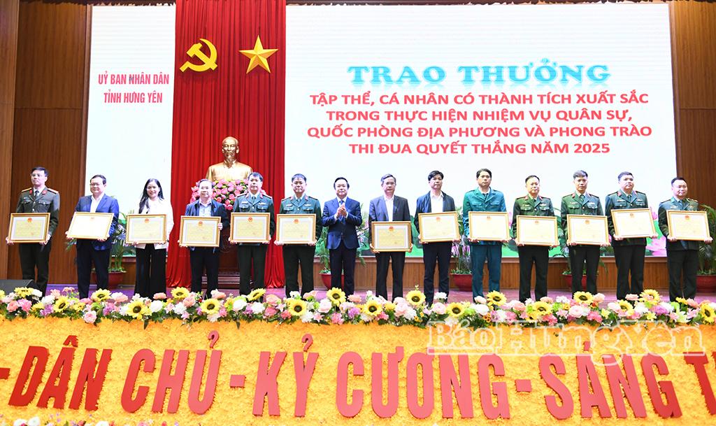 Đồng chí Phạm Quang Ngọc, Phó Bí thư Tỉnh ủy, Chủ tịch UBND tỉnh trao Bằng khen tặng các tập thể, cá nhân có thành tích xuất sắc trong thực hiện nhiệm vụ quân sự, quốc phòng địa phương năm 2025.