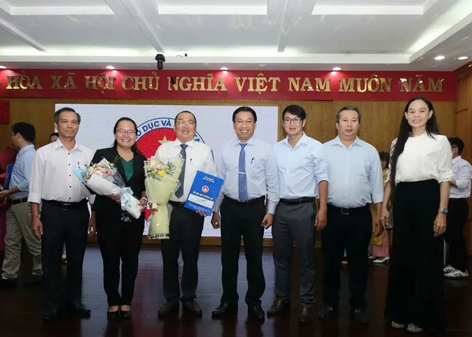 Ban Giám hiệu và giáo viên Trường THPT Nguyễn Hữu Thọ chúc mừng tân Phó Hiệu trưởng Phạm Đăng Khoa vừa nhận quyết định.