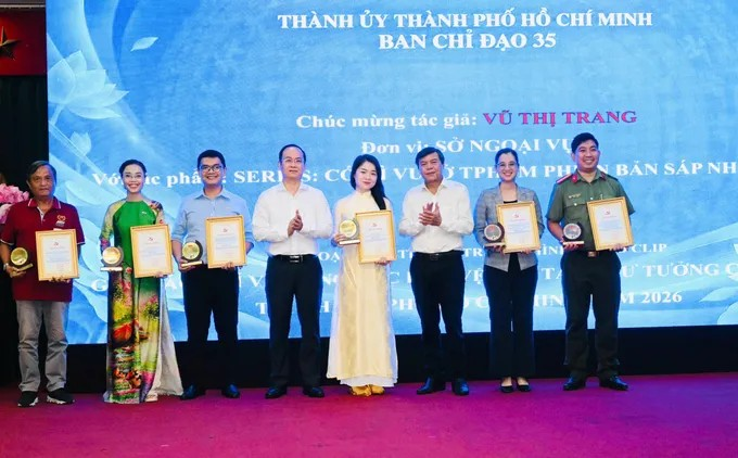 Phó Trưởng Ban Tuyên giáo Thành ủy TPHCM Tăng Hữu Phong và Phó Bí thư Đảng ủy các cơ quan Đảng TPHCM Nguyễn Khoa Hải trao giải cho các tác giả thuộc nhóm phát thanh, truyền hình, video. Ảnh VIỆT DŨNG