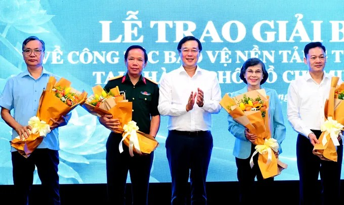 Phó Bí thư Thường trực Thành ủy TPHCM Lê Quốc Phong tặng hoa các thành viên Ban giám khảo. Ảnh: VIỆT DŨNG