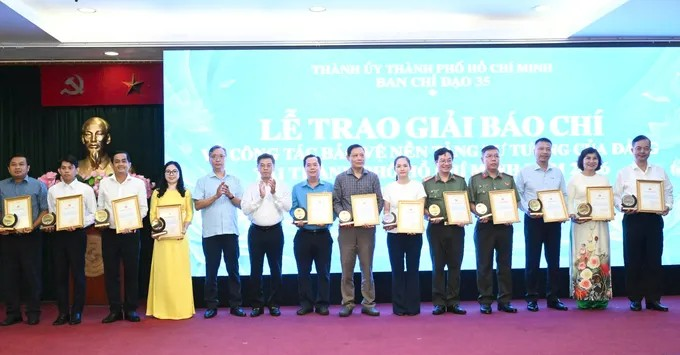 Phó Chủ tịch HĐND TPHCM Nguyễn Văn Dũng trao khen thưởng 15 tập thể đạt giải thưởng Tập thể xuất sắc. Ảnh VIỆT DŨNG