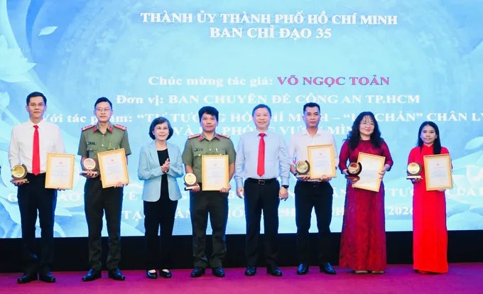 Nguyên Chủ tịch HĐND TPHCM Phạm Phương Thảo và Trưởng Ban Tuyên giáo Thành ủy TPHCM Dương Anh Đức trao giải cho các tác giả thuộc nhóm báo chí. Ảnh VIỆT DŨNG