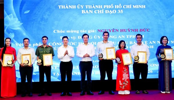 Phó Bí thư Thường trực Thành ủy TPHCM Lê Quốc Phong trao giải cho các tác giả có tác phẩm đạt giải thuộc nhóm tạp chí. Ảnh VIỆT DŨNG