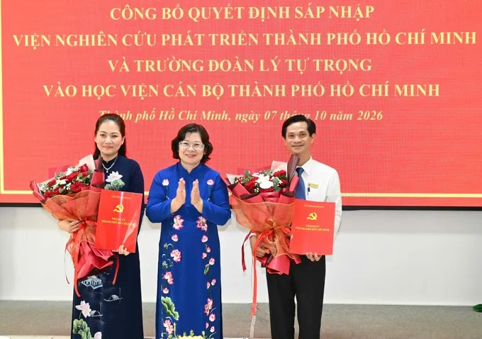Phó Bí thư Thành ủy TPHCM Văn Thị Bạch Tuyết trao quyết định đến Giám đốc, Phó Giám đốc Học viện Cán bộ TPHCM. Ảnh: VIỆT DŨNG