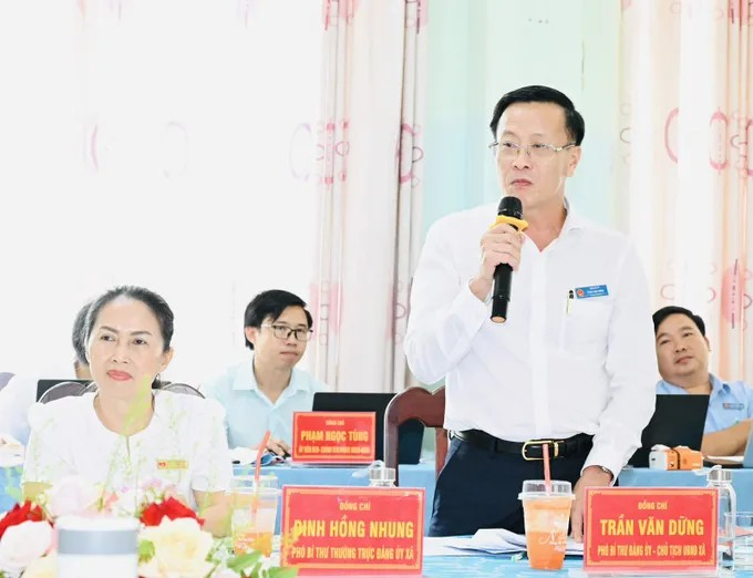 Lãnh đạo xã Bàu Lâm phát biểu tại hội nghị. Ảnh: VIỆT DŨNG