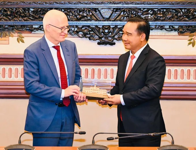 Chủ tịch UBND TPHCM Nguyễn Văn Được tặng quà lưu niệm đến ông Peter Tschentscher, Thị trưởng thứ nhất Thành phố Hamburg Ảnh: VIỆT DŨNG