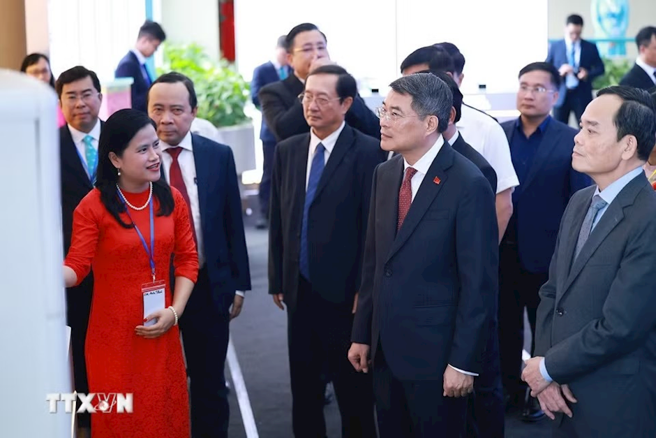 Thủ tướng Lê Minh Hưng tham quan trưng bày sản phẩm nghiên cứu, sáng tạo của Đại học Quốc gia Thành phố Hồ Chí Minh năm 2026. (Ảnh: Dương Giang/TTXVN)