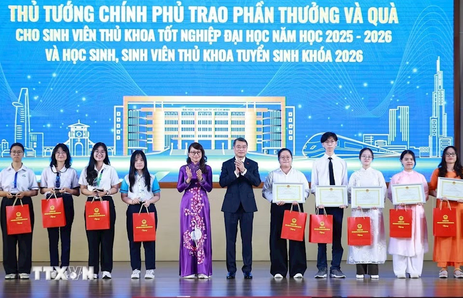 Thủ tướng Lê Minh trao quà cho sinh viên thủ khoa tốt nghiệp Đại học năm học 2025-2026 và học sinh, sinh viên thủ khoa tuyển sinh khóa 2026. (Ảnh: Dương Giang/TTXVN)