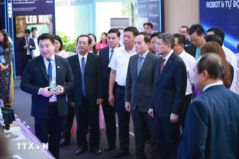 Thủ tướng Lê Minh Hưng tham quan trưng bày sản phẩm nghiên cứu, sáng tạo của Đại học Quốc gia Thành phố Hồ Chí Minh năm 2026. (Ảnh: Dương Giang/TTXVN)