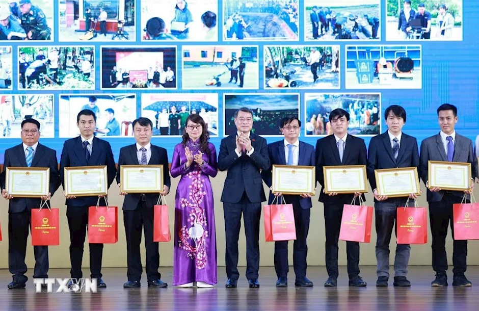 Thủ tướng Lê Minh trao quà cho giảng viên, sinh viên Đại học Quốc gia Thành phố Hồ Chí Minh tham gia “Chiến dịch 500 ngày đêm đẩy mạnh thực hiện tìm kiếm, quy tập và xác định danh tính hài cốt liệt sỹ”. (Ảnh: Dương Giang/TTXVN)