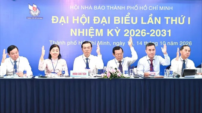 Các đại biểu biểu quyết thông qua chương trình đại hội. Ảnh: VĂN MINH