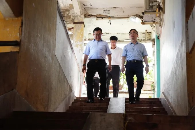 Đoàn đã khảo sát thực tế Chung cư Phạm Thế Hiển (lô A, B, C), phường Chánh Hưng. Ảnh: THANH HIỀN
