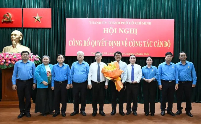 Đồng chí Nguyễn Phước Lộc và đồng chí Phạm Thành Kiên cùng tập thể lãnh đạo Liên đoàn Lao động TPHCM chúc mừng đồng chí Bùi Thanh Nhân. Ảnh: VIỆT DŨNG