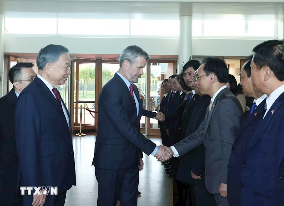 Tổng Bí thư, Chủ tịch nước Tô Lâm giới thiệu thành viên đoàn cấp cao Việt Nam với Nhà Vua Đan Mạch Frederik X và Hoàng hậu Mary. (Ảnh: Thống Nhất/TTXVN)