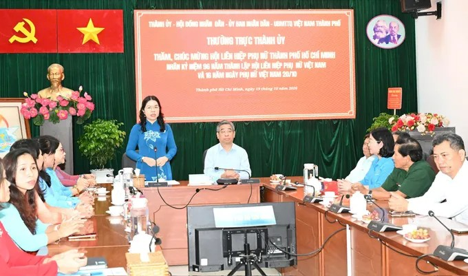Chủ tịch Hội LHPN TPHCM Nguyễn Thị Ngọc Xuân phát biểu tại buổi gặp mặt. Ảnh: VIỆT DŨNG