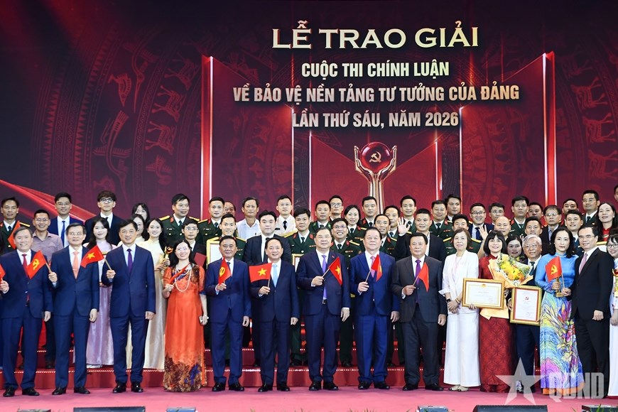 Thường trực Ban Bí thư Trần Cẩm Tú và các đồng chí lãnh đạo Đảng, Nhà nước trao thưởng tặng các tác giả, nhóm tác giả đạt giải và các tập thể có thành tích xuất sắc tại Cuộc thi.  