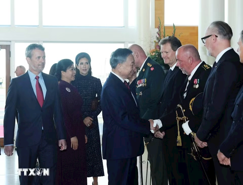 Nhà Vua Đan Mạch Frederik X giới thiệu thành viên đoàn Đan Mạch với Tổng Bí thư, Chủ tịch nước Tô Lâm và Phu nhân Ngô Phương Ly. (Ảnh: Thống Nhất/TTXVN)