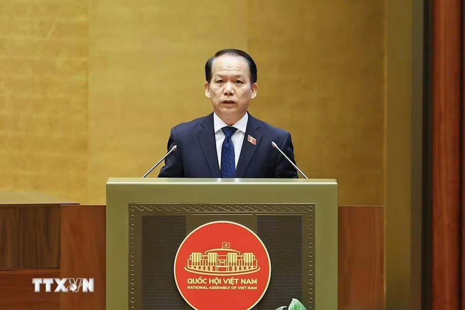 Bộ trưởng Bộ Tư pháp Hoàng Thanh Tùng, thừa ủy quyền của Thủ tướng Chính phủ trình bày tờ trình về 3 dự án: Luật Đấu giá tài sản (sửa đổi); Luật Luật sư (sửa đổi); Luật Nuôi con nuôi (sửa đổi). (Ảnh: Doãn Tấn/TTXVN)