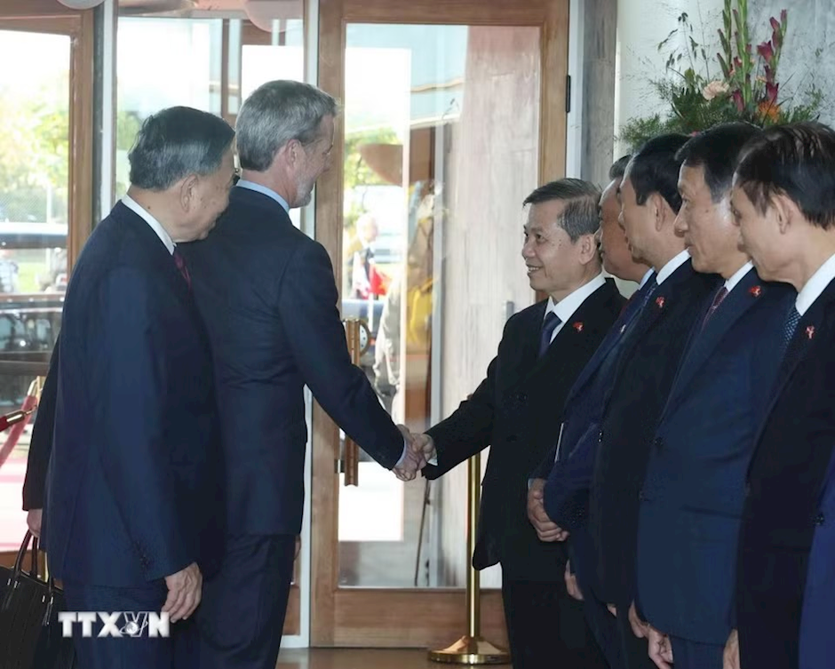 Tổng Bí thư, Chủ tịch nước Tô Lâm giới thiệu thành viên đoàn cấp cao Việt Nam với Nhà Vua Đan Mạch Frederik X và Hoàng hậu Mary. (Ảnh: Thống Nhất/TTXVN)