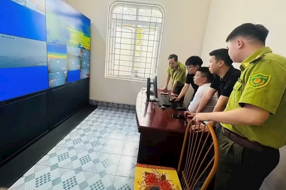 Ứng dụng công nghệ số trong cảnh báo cháy rừng tại Trung tâm Giám sát điều hành cảnh báo cháy rừng của Chi cục Kiểm lâm thành phố Quảng Ninh. (Ảnh: Cổng Thông tin điện tử thành phố Quảng Ninh)