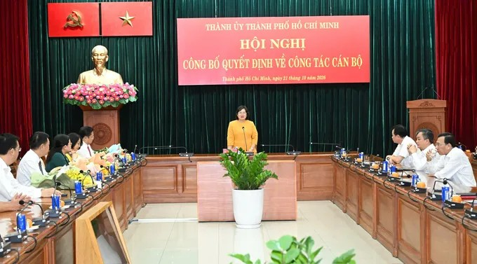 Phó Bí thư Thành ủy TPHCM Văn Thị Bạch Tuyết phát biểu giao nhiệm vụ. Ảnh: VIỆT DŨNG