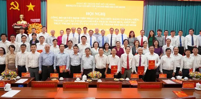 Các đại biểu chụp hình lưu niệm. Ảnh: PHƯƠNG UYÊN