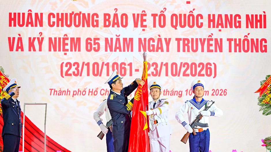 Thừa ủy quyền của Chủ tịch nước, Chính ủy Quân chủng Hải quân Nguyễn An Phong gắn ﻿ Huân chương Bảo vệ Tổ quốc hạng nhì lên Cờ truyền thống Lữ đoàn 125