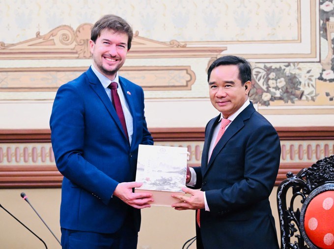 Chủ tịch UBND TPHCM Nguyễn Văn Được trao quà lưu niệm đến tân Đại sứ Cộng hòa Czech tại Việt Nam Lukáš Kaucký. (Ảnh: VIỆT DŨNG)