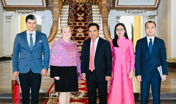 Chủ tịch UBND TPHCM Nguyễn Văn Được và tân Tổng Lãnh sự Nga tại TPHCM cùng các đại biểu chụp ảnh lưu niệm. (Ảnh: VIỆT DŨNG)
