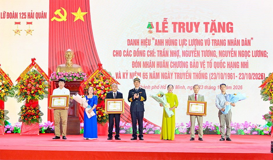 Thừa ủy quyền của Chủ tịch nước, Chính ủy Quân chủng Hải quân Nguyễn An Phong trao Danh hiệu AHLLVTND đến thân nhân các liệt sĩ