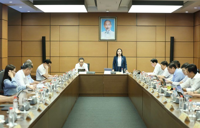 Các ĐB Quốc hội Đoàn ĐB Quốc hội TPHCM thảo luận tại tổ, chiều 23/10. (Ảnh: QUANG PHÚC)