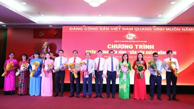 Thường trực Đảng ủy UBND TPHCM chúc mừng các tập thể, cá nhân điển hình